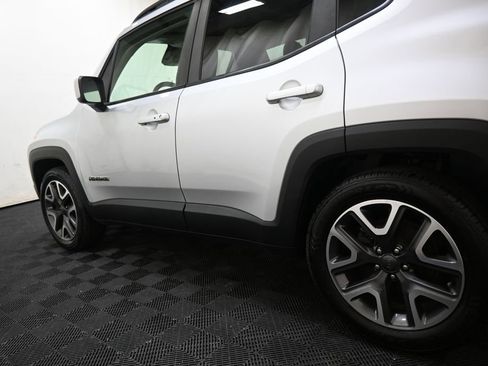 Used 2018 Jeep Renegade Latitude FWD image 12