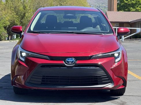Used 2025 Toyota Corolla LE FWD image 2