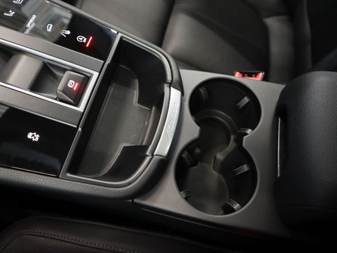 Certified 2025 Porsche Macan image 18