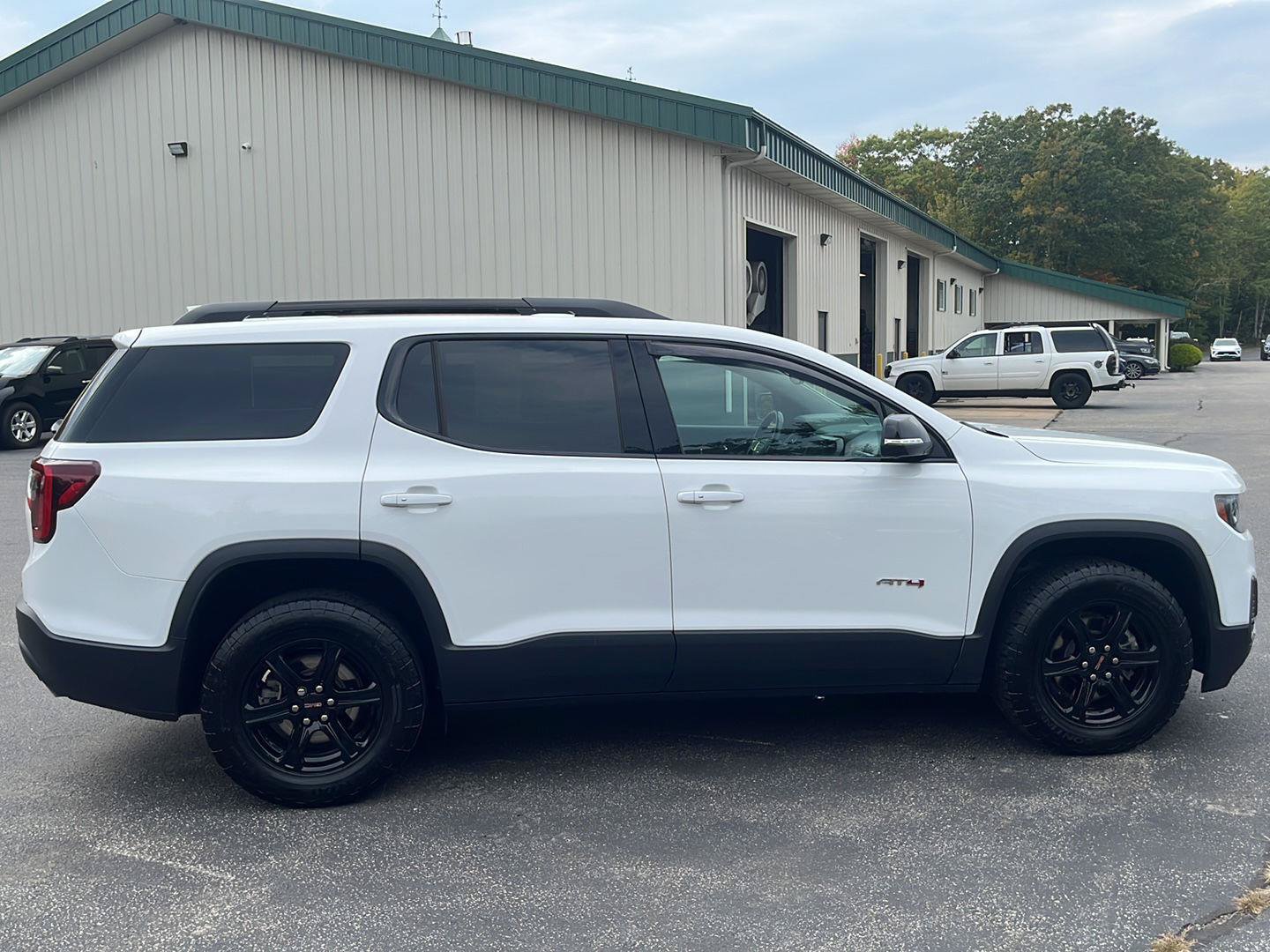 Used 2022 GMC Acadia AT4 w/ Technology Package AWD/4WD image 6