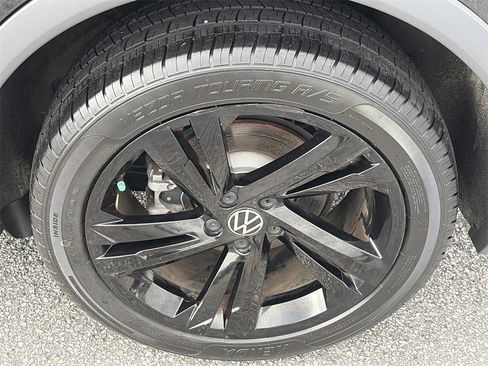 Used 2023 Volkswagen Tiguan SE R-Line image 31