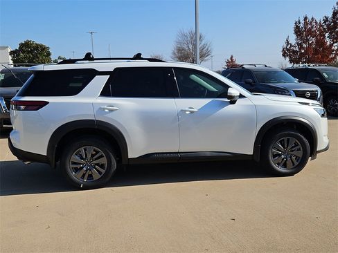 New 2025 Nissan Pathfinder SV image 4