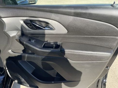 Used 2022 Chevrolet Traverse LT FWD image 16