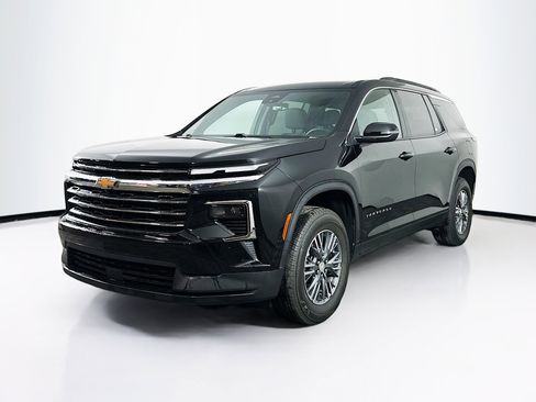 Used 2025 Chevrolet Traverse LT image 3