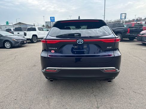 Used 2024 Toyota Venza XLE image 6