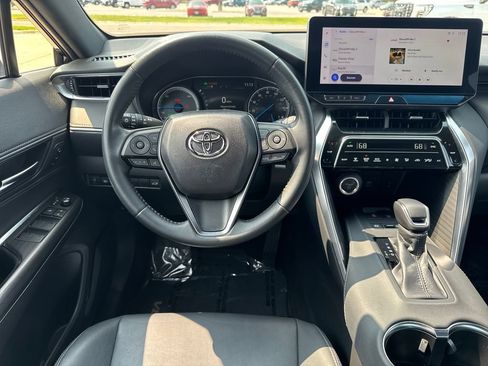 Used 2024 Toyota Venza XLE AWD/4WD image 18