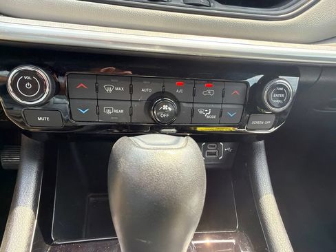 Used 2025 Jeep Compass Limited AWD/4WD image 24