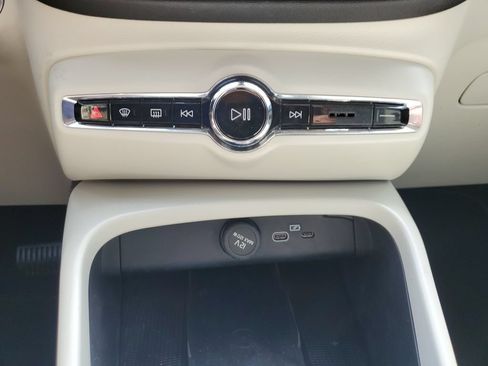 Used 2023 Volvo XC40 B5 Plus AWD/4WD image 23