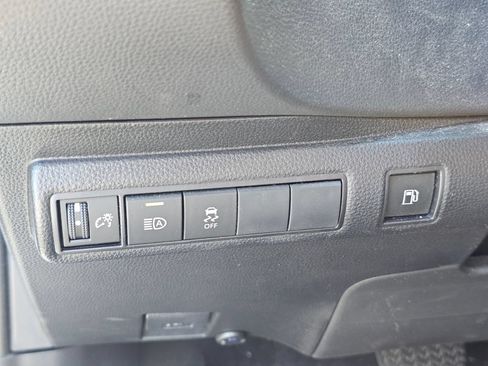 Used 2023 Toyota Corolla SE w/ SE Package FWD image 18