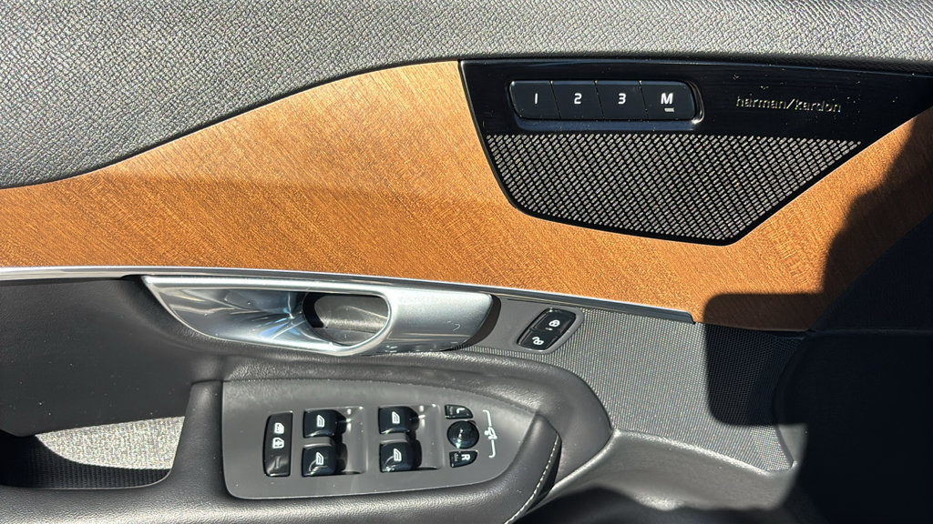 Certified 2025 Volvo XC90 T8 Plus w/ Protection Package AWD/4WD image 13