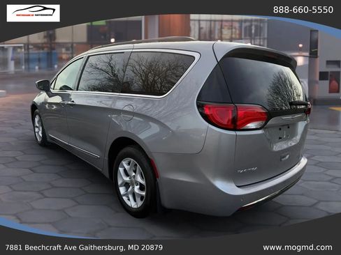 Used 2017 Chrysler Pacifica Touring-L w/ Tire & Wheel Group FWD image 4