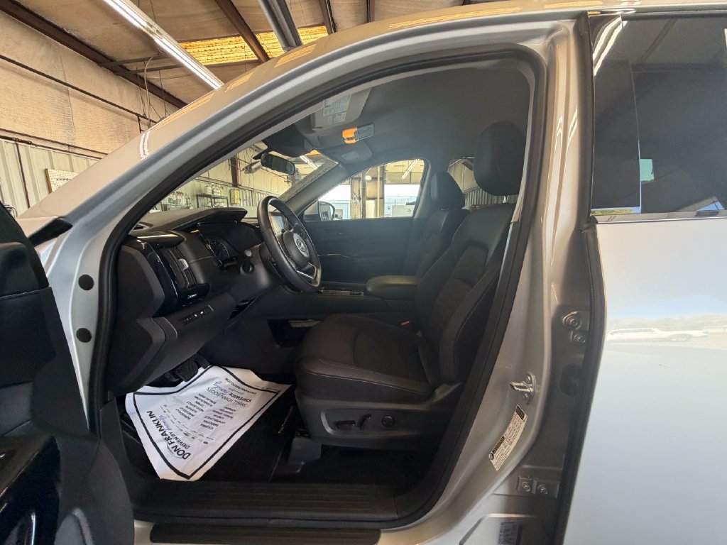 Used 2025 Nissan Pathfinder SV AWD/4WD image 9