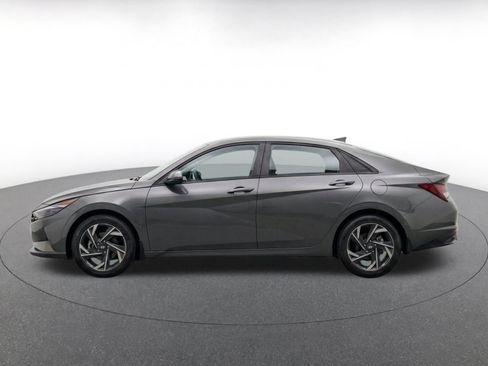 Used 2025 Hyundai Elantra SEL FWD image 4