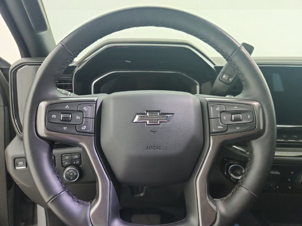 Used 2025 Chevrolet Silverado 2500 ZR2 w/ Technology Package AWD/4WD image 16