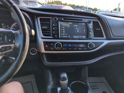 Used 2017 Toyota Highlander Limited Platinum w/ Preferred Accessory Package AWD/4WD image 17
