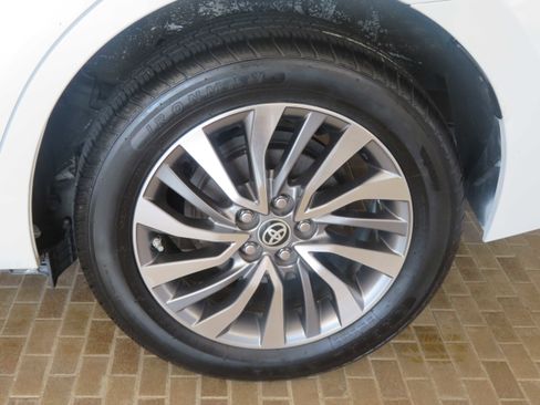 Used 2017 Toyota Corolla XLE FWD image 8
