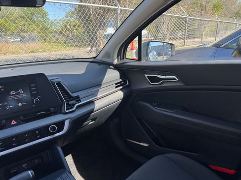 Used 2025 Kia Sportage LX image 34