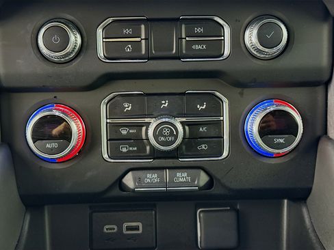 Used 2024 GMC Yukon XL SLE image 16