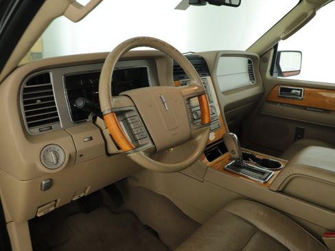 Used 2007 Lincoln Navigator 2WD image 16