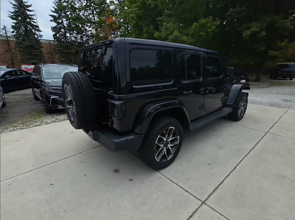 Used 2024 Jeep Wrangler Unlimited w/ Convenience Group AWD/4WD image 2