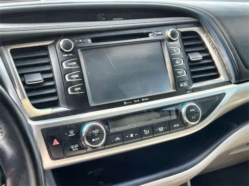 Used 2017 Toyota Highlander XLE image 18