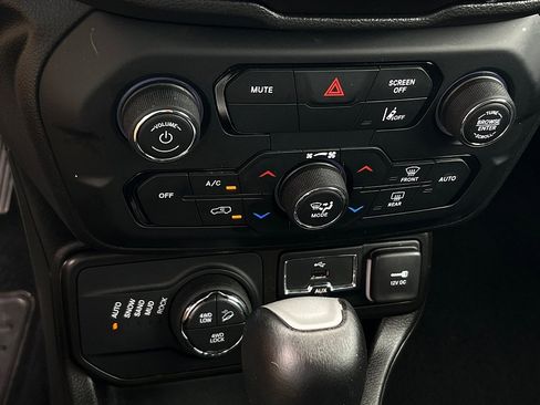 Used 2023 Jeep Renegade Trailhawk image 13