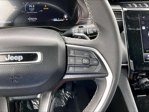 Used 2023 Jeep Grand Cherokee Laredo AWD/4WD image 19
