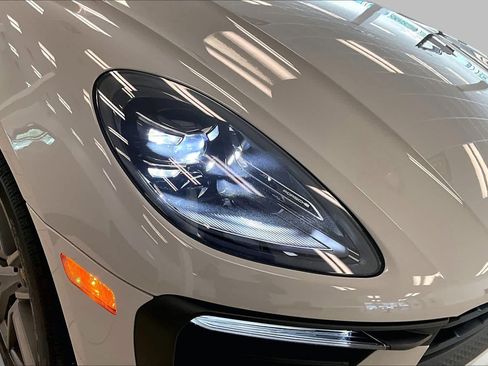 Used 2022 Porsche Macan AWD/4WD image 26