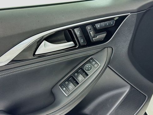 Used 2018 INFINITI QX30 AWD image 15