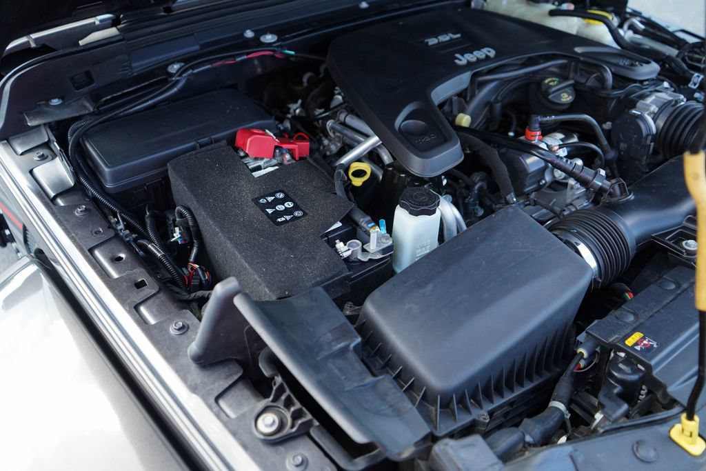 Used 2021 Jeep Wrangler Unlimited Sahara AWD/4WD image 38