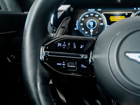 Used 2025 Aston Martin V8 Vantage Coupe image 38