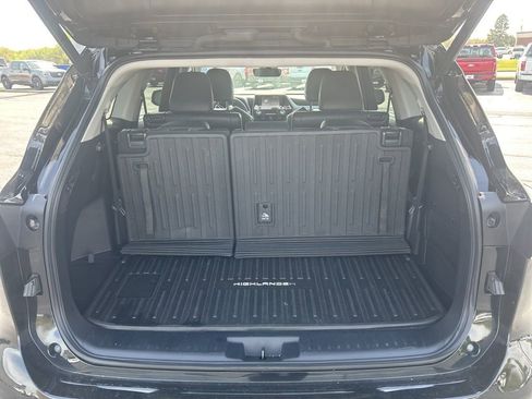 Used 2022 Toyota Highlander XLE image 12