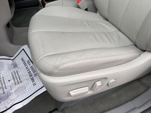 Used 2012 Toyota Sienna XLE image 18