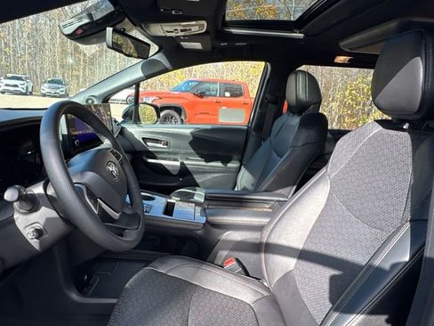 Used 2025 Toyota Sienna Platinum image 44