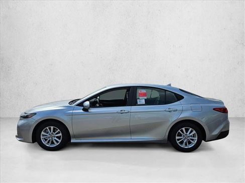 Used 2025 Toyota Camry LE image 5