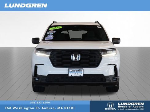 Used 2025 Honda Pilot Sport image 2