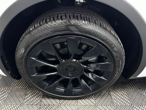 Used 2024 Tesla Model Y Long Range image 21
