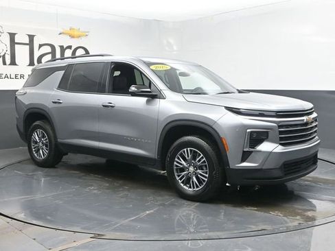 Used 2025 Chevrolet Traverse LT image 6