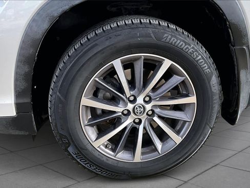 Used 2019 Toyota Highlander XLE image 11