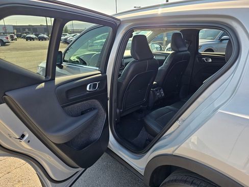 Used 2023 Volvo XC40 B5 Plus image 15