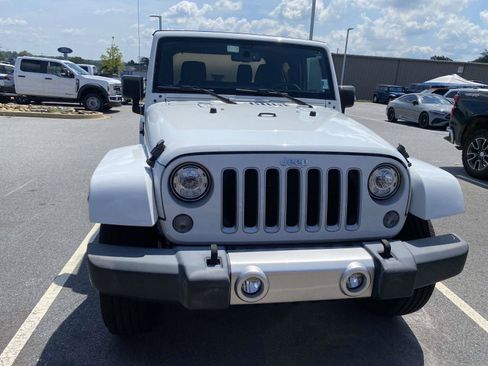 Used 2018 Jeep Wrangler Sahara w/ Connectivity Group AWD/4WD image 2
