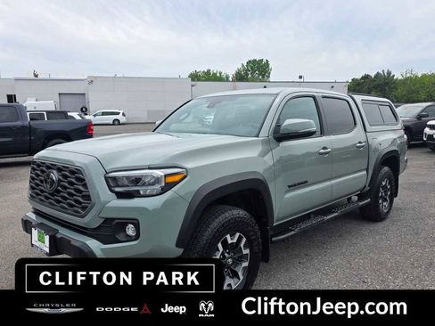 Used 2022 Toyota Tacoma TRD Off-Road AWD/4WD image 2