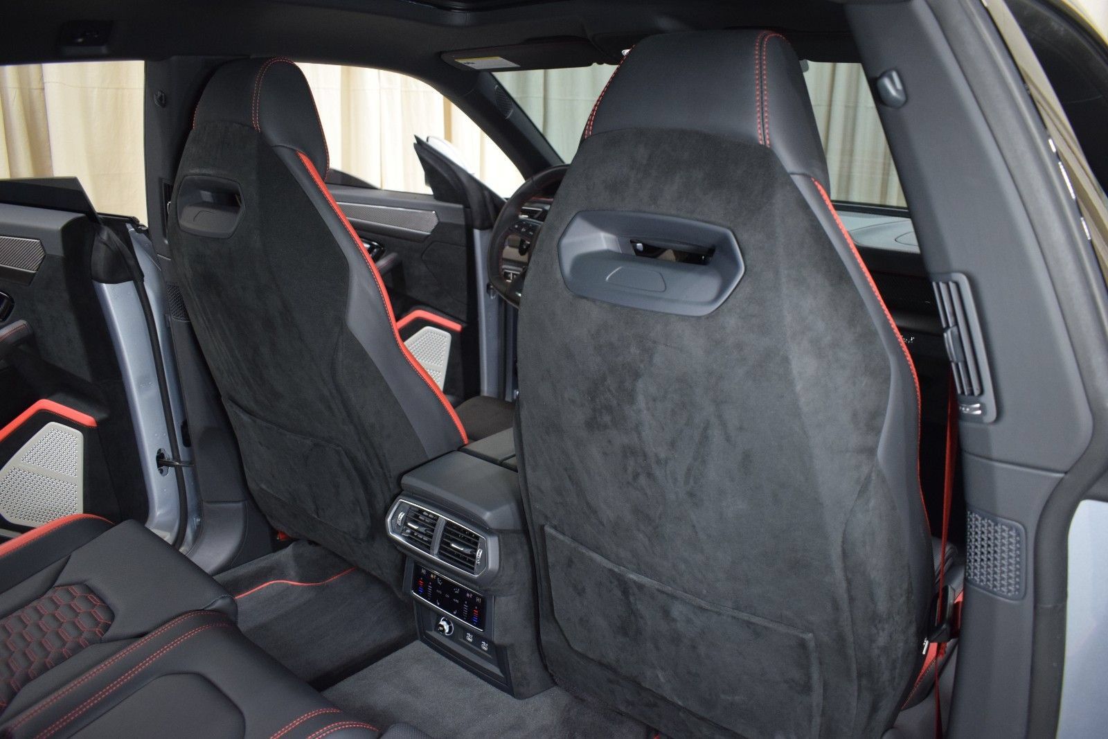 Used 2024 Lamborghini Urus Performante AWD/4WD image 19