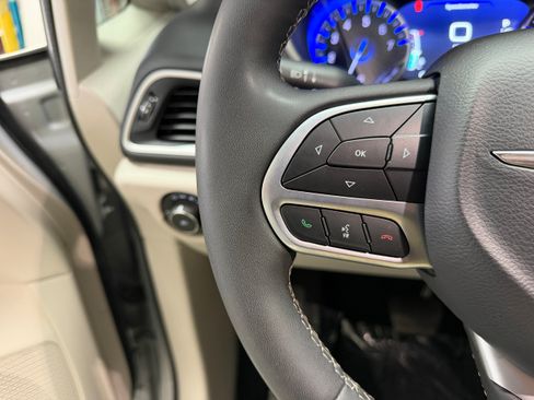Used 2024 Chrysler Pacifica Touring-L FWD image 18
