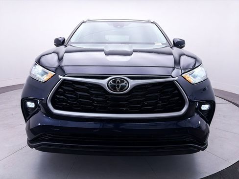 Used 2023 Toyota Highlander XLE FWD image 2
