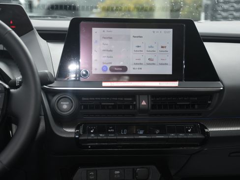Certified 2025 Toyota Prius XLE FWD image 16