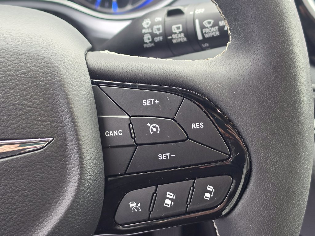 Used 2025 Chrysler Pacifica Limited AWD/4WD image 18