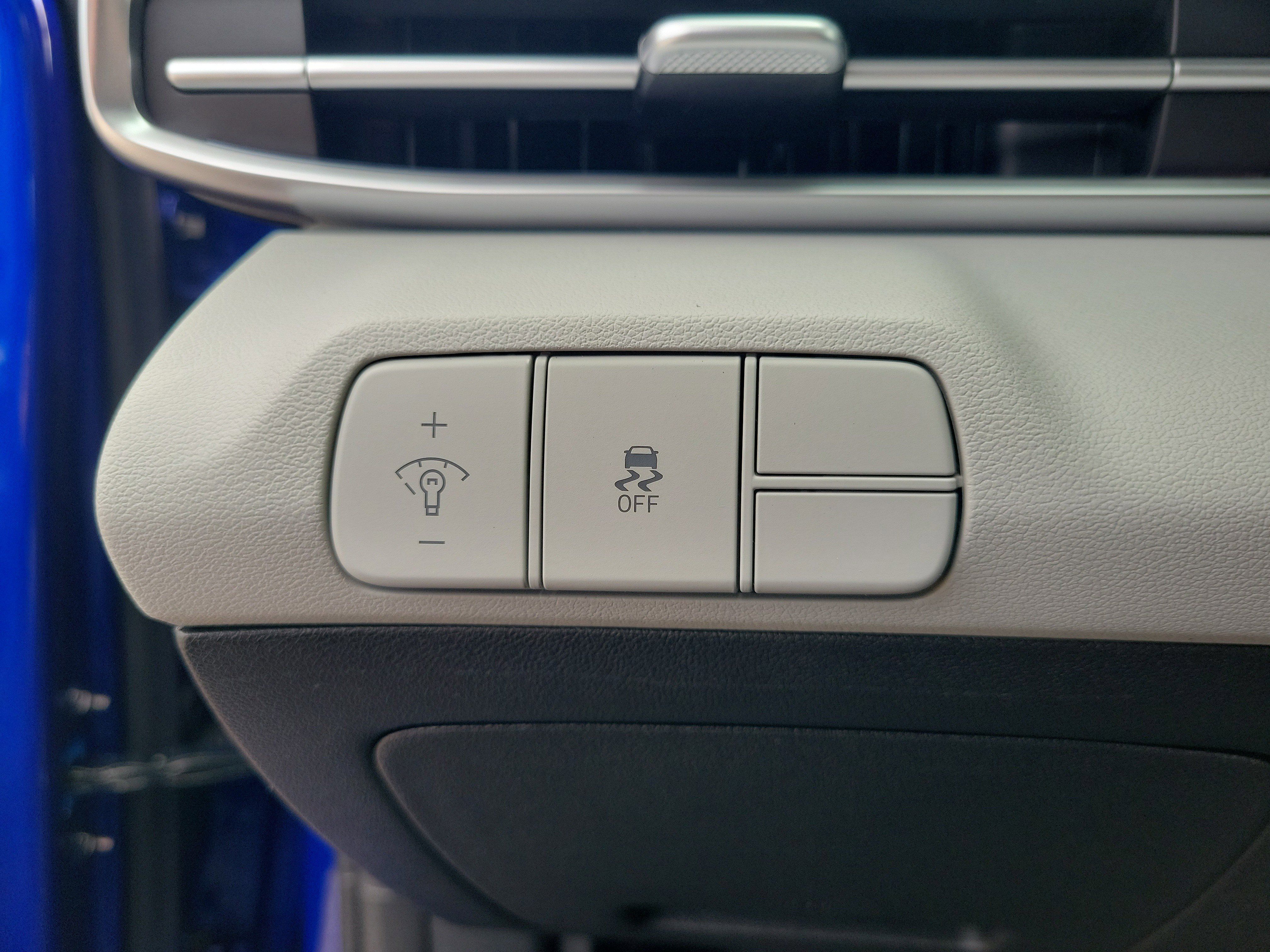 Certified 2025 Hyundai Elantra Limited FWD image 22
