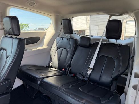Used 2023 Chrysler Pacifica Touring-L FWD image 16