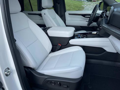 Used 2025 Chevrolet Tahoe Premier AWD/4WD image 25